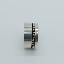 Cargar imagen en el visor de la galería, ANILLO LISO CON RIBETE Y BOLITAS #6
